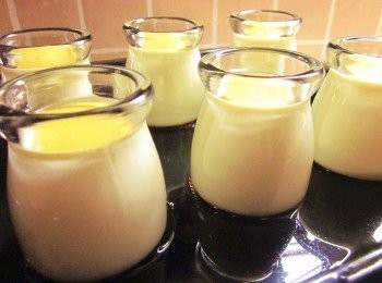 step6: 熱水倒入烤盤的一半高,以上下火皆160度烤50分鐘,用叉子探刺無沾黏即可拿出