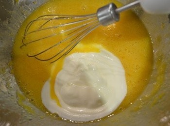 step3: 然後加入菜油、優格繼續拌勻。