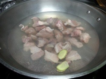 step1: 牛腩洗淨後切件,先用2片薑出水3分鐘後沖水洗淨待用