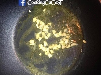 step2: 牛油溶後加入蒜粒及Basil碎。