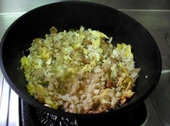 step3: 起油鍋炒香蛋後加入獅子頭搗碎，接著下菇與飯跟<span class="group_2">調味料</span>拌均