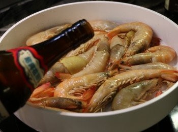 step6: 倒入紹興酒，隨即加蓋繼續用大火煮1分鐘。