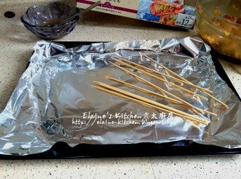 step7: 竹簽浸水10分鐘 , 焗盆放上錫紙 , 10分鐘後將竹簽抹乾水份