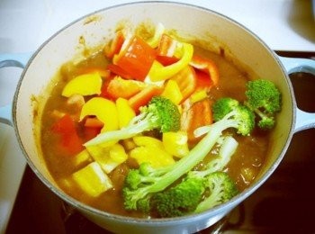 step7: 將著再度開火並且放入黃椒.紅椒及花椰菜~~煮至熟即完成囉&gt;///