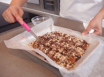 step6: 用刀先分界,脆糖冷卻後較易拍開，脆糖完全冷卻，切丁包糖紙即成