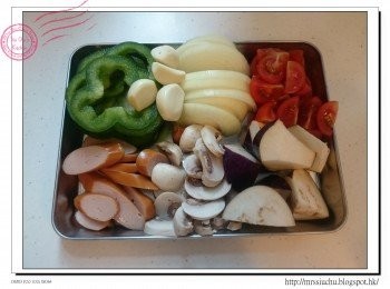 step1: 茄子切件。櫻桃蕃茄1開4。白磨菇切片。洋蔥切絲, 腸仔斜切, 青椒切圈, 蒜頭切碎。