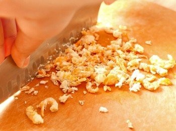 step3: 把蝦米沖洗乾淨，以清水浸泡約15分鐘後，撈起蝦米，以廚紙印乾，把浸泡蝦米的水留用，然後把蝦米切碎備用。