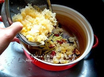 step6: 煲內先放入薑絲 , 紅棗及雪耳 , 加入3000ml水拌勻