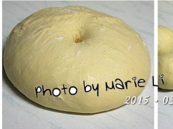 step3: 機器停止後，取出麵糰揉圓
蓋上保鮮膜讓它靜置發酵一個小時
手指頭沾粉，往麵糰中間壓下
形成一個凹陷不回彈就是發酵完成啦！

發酵好的麵糰等分成八份
分別揉圓後放於烤盤上，再蓋上保鮮膜
靜置二十分鐘左右讓麵糰鬆弛