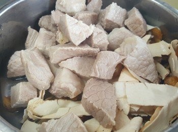 step2: 先將瘦肉汆水，備用。