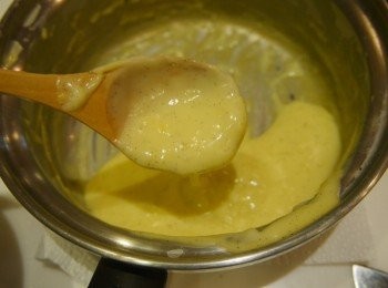 step7: 卡士達醬: 再到回鍋內持續溫熱攪拌成香濃的卡士達醬。