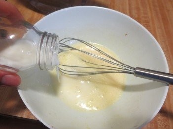 step2: 再加入牛奶拌匀后加菜油拌匀。