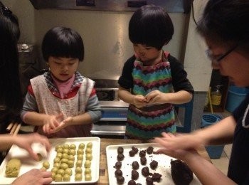 step6: 揉成10G一球，然後將堅果壓入麺團