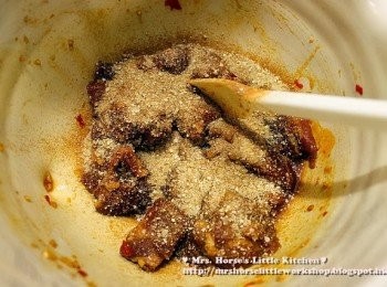 step2: 於排骨上灑上一整包五香蒸肉粉