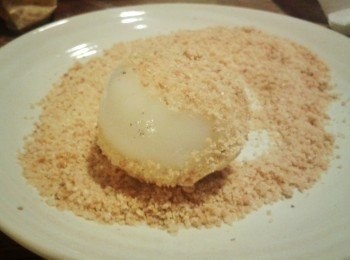 step4: 一鍋熱水，放少許冰糖，放入湯圓，用中火煮約5分鐘，再將湯圓沾上黃豆粉/花生粉即成！