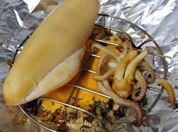 step3: 鑊鋪錫紙。。。 上放薰料。。。再放蒸架。。。魷魚直接放在蒸架上!