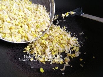step6: 鑊中(不落油)放入已剁碎的大豆芽