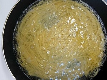 step1: 水滾後，加鹽，放入義大利麵，燙8分鐘，撈起放涼（在室溫下放涼，用電扇吹涼，或「放涼後置入冰箱冷藏，隔天再取出使用」都可以）。