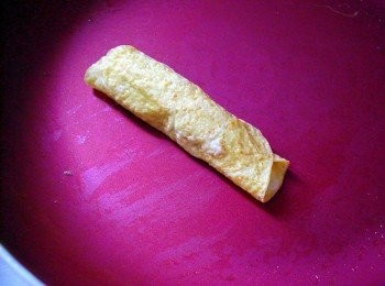 step8: 趁未全熟時就開始捲起，接著與上面秋葵肉捲一起淋上照燒醬即可。