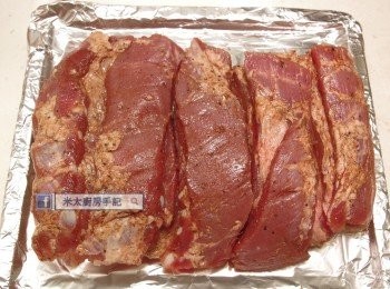 step6: 烤盤上鋪上鋁紙，把豬肉放在盤上(皮向下)，烤20分鐘。