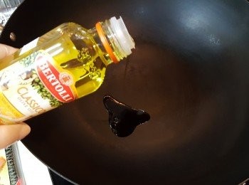 step2: 海蝦洗淨，抹乾水。燒熱鍋，加入少許橄欖油。