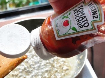 step6: 再取出貼心輕鬆方便的倒立瓶裝的【亨氏番茄醬】擠出約3大匙量及1中匙陳醋老梅膏於鍋中攪拌