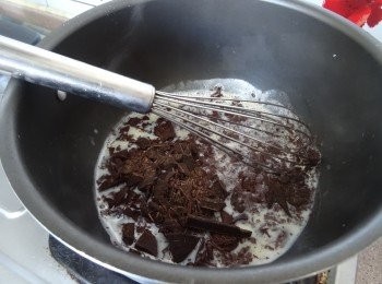 step4: 離火後倒入朱古力碎 攪拌到朱古力完全溶化,  離火在待10-15分 鐘 至 室 溫 。