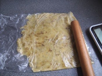 step1: 先將甜薯蒸熟放入保鮮袋用麵棍壓爛,留起小部份完整切片飾面用