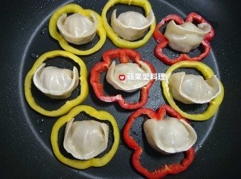 step6: 水分蒸發後，打開鍋蓋，放入甜椒圈。