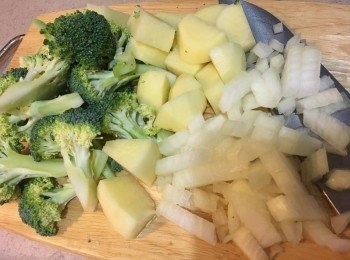 step1: 先將西蘭花洗淨後切細, 薯仔、洋蔥洗淨去皮後切細粒　