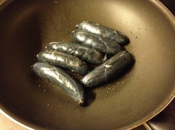 step1: 墨魚香腸先解凍, 下油慢火煎8分鐘