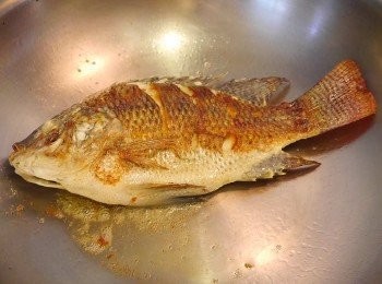 step3: *鍋內入沙拉油3大匙。油熱後下魚。
*中小火蓋鍋悶煎5分鐘，小火2分鐘，翻面再小火煎7分。