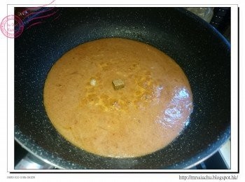 step5: 加少許油, 加入蒜頭炒香。蕃茄汁材料拌勻, 小火煮滾。