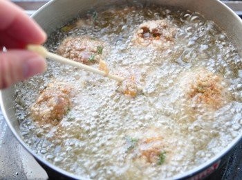 step5: 備熱油，將起司丸輕放入鍋油炸，切勿先翻動，約1分鐘後再翻動，期間可以牙籤戳擠下，讓內層更容易熟成