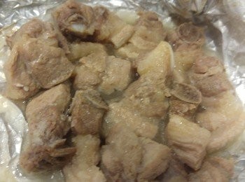 step1: 預熱焗爐200度、空氣炸鍋或水波爐過熱水蒸氣200度，排骨和鹽用錫紙包好，焗製時間30分鐘。當焗好需用水沖乾淨鹽份。