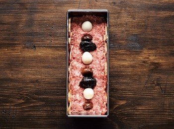 step4: 3.放入一半分量的1，接著交錯排入甘栗、鵪鶉蛋和黑棗。