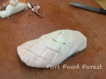 step2: <span class="group_2">鴨胸片</span> 從雪櫃拿出鴨胸, 將鴨胸的筋膜和多餘的皮脂切走, 用刀輕輕在皮的表面