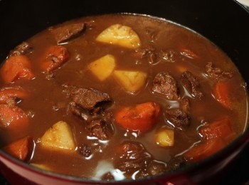 step7: 待牛肉已稍軟化後，再加入水及咖哩湯塊燉煮入味即可