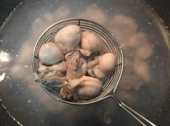 step5: 入滾水燙一下，蚵仔變的飽滿即可撈出瀝乾放在碗裡備用。