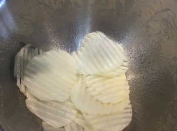 step5: 將薯片放入大碗內, 續少續少地下油及蕃茄粉,將它們拌勻