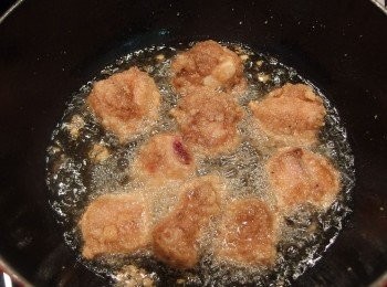 step4: 準備一鍋熱油,油溫約170度C(筷子插入油鍋,當有少許小泡泡時,代表油溫已達到),將排骨分次炸至金黃,即可起鍋。