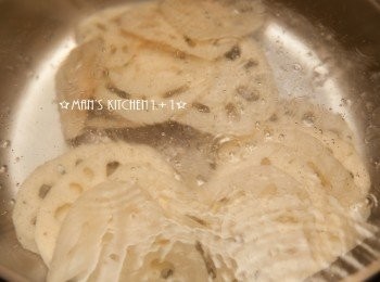 step2: 起水鍋，在水中加入少許的白醋後將蓮藕下鍋汆燙1~2分鐘。