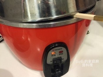 step10: 按下保溫鍵，蓋上鍋蓋，鍋蓋與電鍋中插入一根筷子