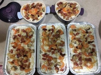 step7: 用少許油搽勻錫紙盤，之後倒入混合漿掃平表面，鋪上剩餘1/3既材料係面