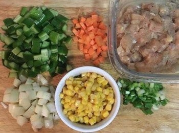 step1: <a href="https://bit.ly/3EZL8dD" target="_blank" data-keyword="雞胸" class="guide-link"><strong>雞胸</strong></a> <span style="display:inline-block;vertical-align:middle;margin-top:-3px;color:initial;border-radius:3px;padding:2px 3px;font-size:12px;line-height:14px;background:#87d300;color:#fff;">即買</span> 肉切小丁用醃料抓勻後備用；洋蔥、小黃瓜切等尺寸的小丁；紅蘿蔔切比小黃瓜小的丁；蔥切花。