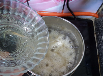 step7: 加熱至118度（如果沒有溫度計，加熱到砂糖完全融化，液體透明，密密的開始冒泡，就可以關火了。）然後熄火趁熱加入瀝幹水的吉利丁片，攪拌至融化。