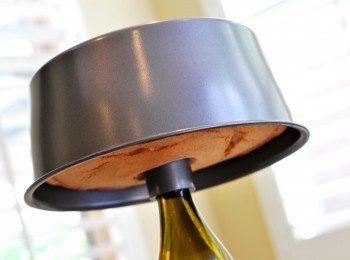 step10: 出爐後立即倒扣幫助水氣散發，可倒扣於酒瓶或使用專用倒扣叉，放至完全冷卻