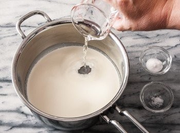 step1: 將鮮奶油⋯120g、水⋯60g、細砂糖⋯3g、鹽⋯2g倒入鍋中