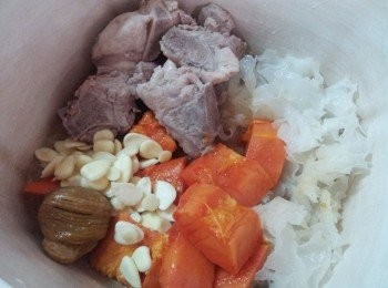 step2: 所有材料放入鍋子中 , 加入1000c.c的清水 , 煲約二小時