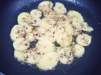 step4: 灑上適量的肉桂粉~~ 混合均勻後夾起備用!!!